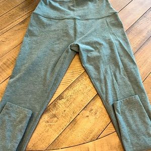 EUC Beyond Yoga 3/4 Leggings size L (Light greenish color)
